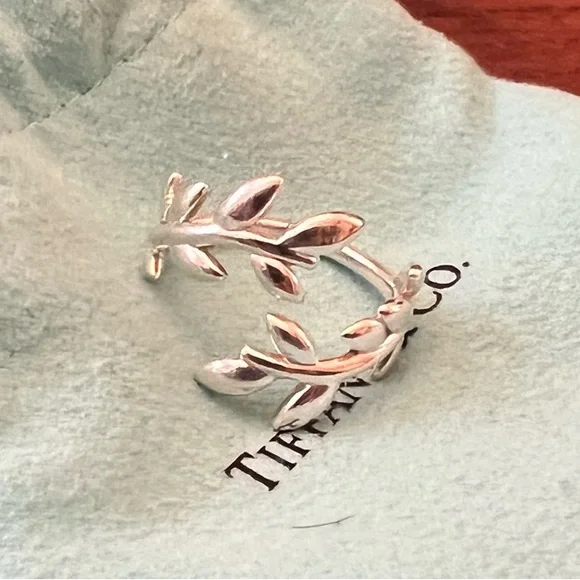 Tiffany & Co. Paloma Picasso®
Olive Leaf Bypass Ring Sterling Silver - Picture 2 of 8